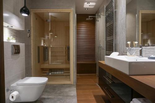 y baño con aseo blanco y lavamanos. en AGA Tenis Apartments by Radwańska, en Cracovia