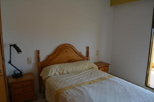 1 dormitorio con 1 cama y 1 lámpara en una mesa en Barlovento I en Xeraco