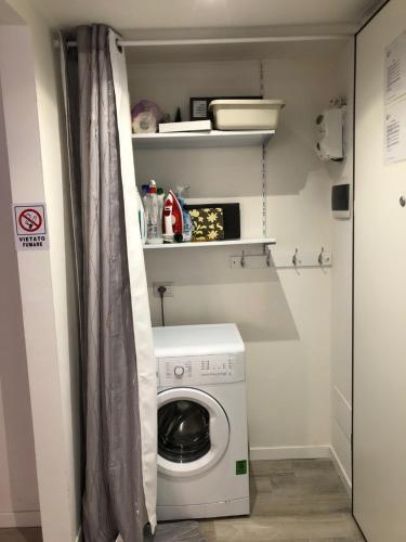 ミラノにあるJoy Houseの小さなランドリールーム内の洗濯機と乾燥機