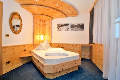 Postel nebo postele na pokoji v ubytování Garni Hotel Iris