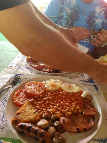 een bord voedsel met eierbonen en vlees bij Hotel Klisura in Sunny Beach