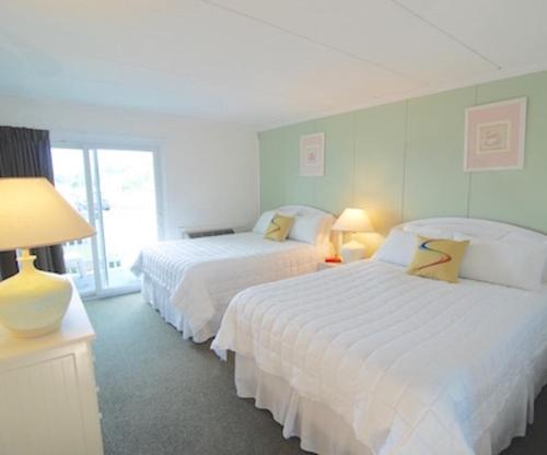 A bed or beds in a room at Sandcastle Resort