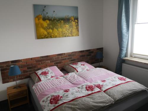 1 dormitorio con 1 cama con sábanas rosas y blancas en Sonnenhof, en Charlottenthal