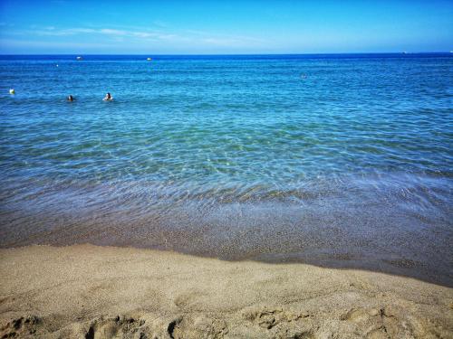 カンポフェリーチェ・ディ・ロッチェッラにあるCosta Mediterranea Holiday Homesの大水泳集団