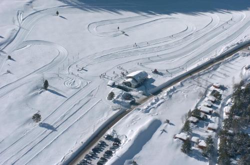 an aerial view of a ski slope in the snow at Residence La Tana del Ghiro in Bardonecchia