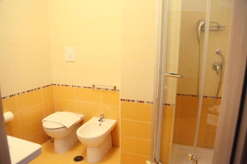 a bathroom with a toilet and a shower and a sink at Hotel Sogni D'Oro Airport in Lamezia Terme