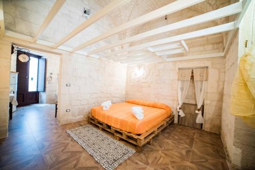 a bedroom with an orange bed in a room at nonna annina in Martina Franca
