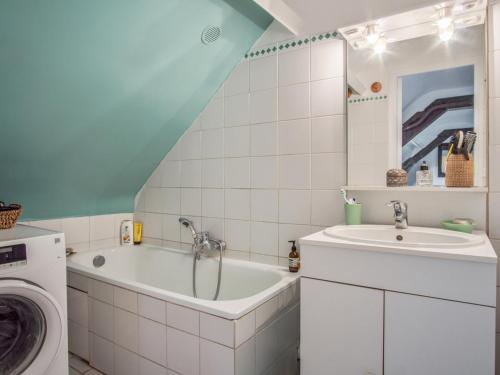 パリにあるWelkeys - Vital Apartmentのバスルーム(シンク、洗濯機付)