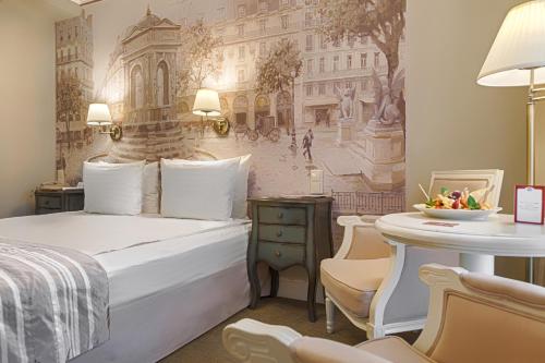 une chambre d'hôtel avec un lit et une fresque murale représentant une ville dans l'établissement Renomme hotel by Original Hotels, à Iekaterinbourg