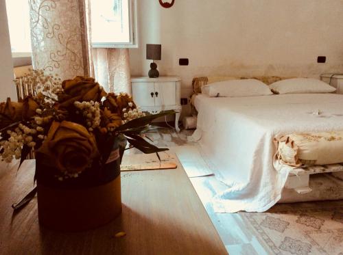 a bedroom with a bed and flowers on the floor at Villa Harriet in Sovere