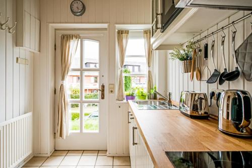 Dapur atau dapur kecil di Deichkrönchen Ferienwohnung Altes Land Hamburg