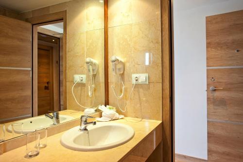 y baño con lavabo y espejo. en Hotel Ipanema Beach en El Arenal