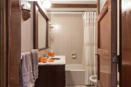 a bathroom with a sink and a toilet and a tub at Hospedaje La Casa del Ceibo in Córdoba