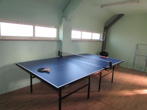 a ping pong table in the middle of a room at De Spreekkamer in Hoogstraten