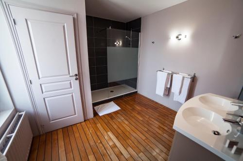 Un baño de Cit'Hotel B Hotel Brasserie