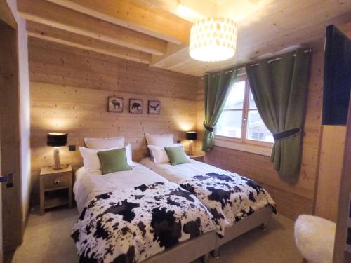 Un pat sau paturi într-o cameră la Chalet Nanook