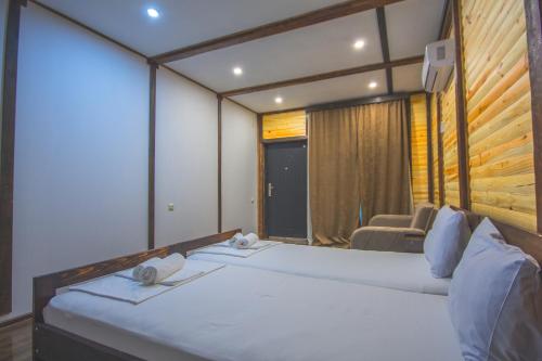 1 Schlafzimmer mit 2 Betten in einem Zimmer in der Unterkunft Sister's Warm Guest House in Batumi