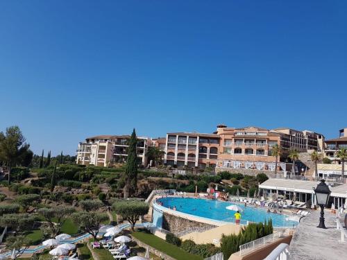 - une vue sur un complexe avec une piscine dans l'établissement Appartement à Cap Estérel Village Pierre et Vacances Quartier Belvédère Piscines et parking inclus, à Agay