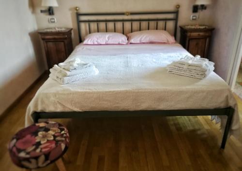 a bedroom with a bed with two towels on it at Il Giardino dei Frati in Roncofreddo