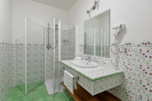 Kylpyhuone majoituspaikassa Hotel Internazionale