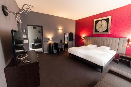 Llit o llits en una habitació de Cit'Hotel B Hotel