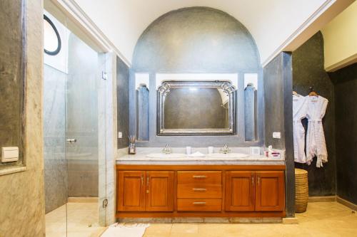 Koupelna v ubytování Villa GRACE close to Golfs with two private pools, SPA and Jacuzzi