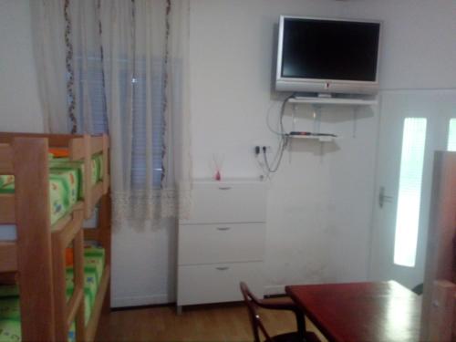 TV i/ili multimedijalni sistem u objektu Hostel Corner 021