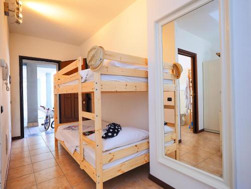Zimmer mit 2 Etagenbetten und einem Spiegel in der Unterkunft 7 Lake Sweet Home in San Siro