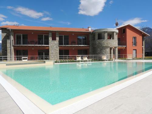 a large swimming pool in front of a building at Residence Villa Paradiso in Gravedona