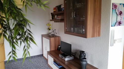 a room with a desk with a computer on it at Studio Orchidee in Weißig