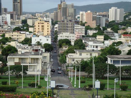 Vue générale sur Grand Baie ou vue de la ville depuis l'appartement