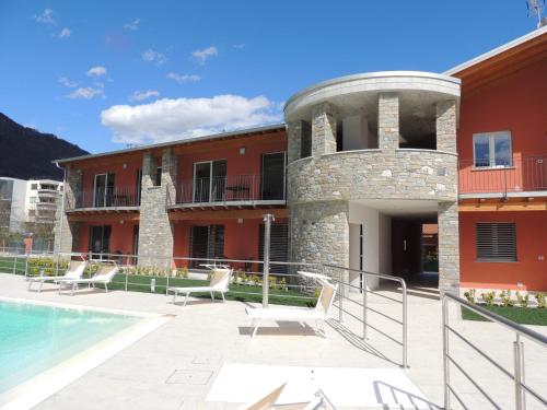 a resort with a swimming pool and a building at Residence Villa Paradiso in Gravedona