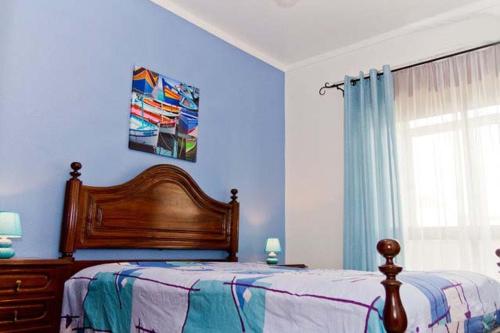 タヴィラにあるBlue Oceanoの青いベッドルーム(ベッド1台、窓付)