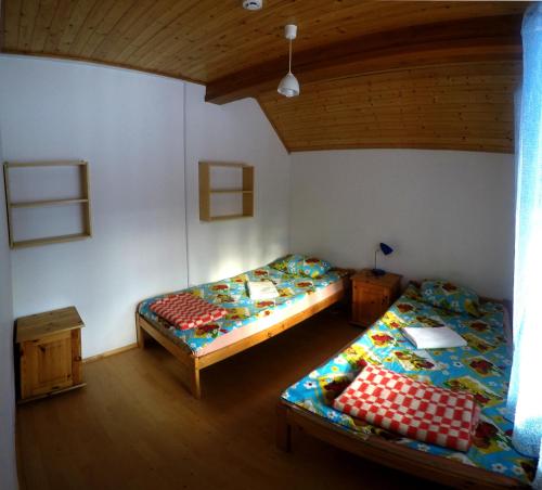 a room with two beds in a room at Küljemäe puhkemaja in Otepää