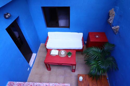 a blue room with a bed and a red table at Barlovento 41 in Mocanal