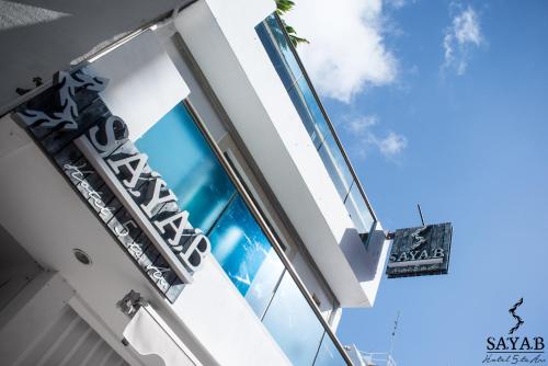 un bâtiment avec une enseigne sur le côté dans l'établissement Hotel Sayab 5ta Avenida, à Playa del Carmen