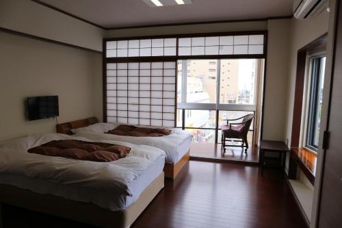 Un ou plusieurs lits dans un hébergement de l'établissement Izu 4 sea ocean reinforced con Double bed + single bed 2 sea view (room