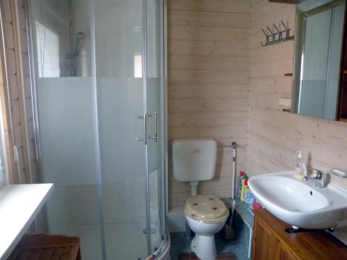 Bathroom sa Holiday home in Zinnowitz (Seebad) 3242