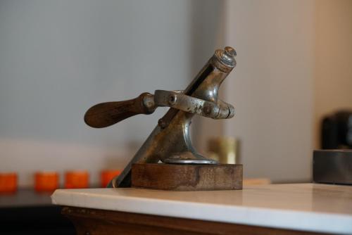 an old rusty faucet sitting on top of a counter at B&B Ten Doele in Middelkerke