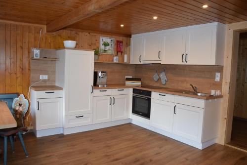A kitchen or kitchenette at Ferienwohnung Suntinger