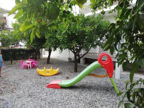 un niño jugando en un parque infantil con un tobogán en Le Donne di Giannino, en Rende