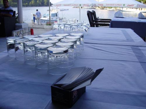 a row of wine glasses sitting on top of a table at Guesthouse Pomena in Pomena