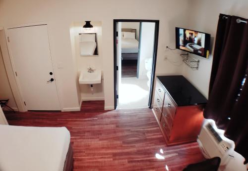 a room with a bathroom with a sink and a mirror at Anchor Pointe Inn in Wilmington