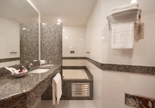 Vonios kambarys apgyvendinimo įstaigoje Scorial Rio Hotel