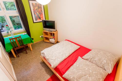 niewielka sypialnia z łóżkiem i telewizorem w obiekcie finkeshaus w mieście Lüdinghausen