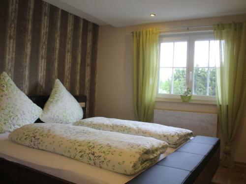 two beds in a bedroom with a window at Bella la vita in Schopfloch
