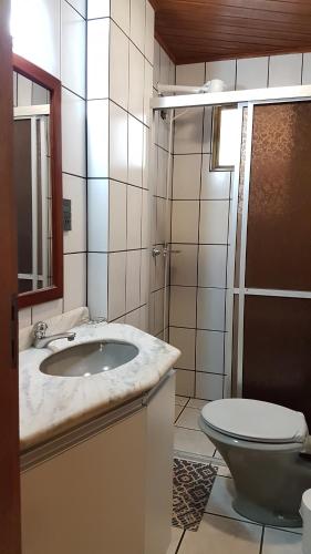 a bathroom with a sink and a toilet at Apto na quadra do mar em Meia Praia Itapema, 2 dorm, 6 pessoas in Itapema