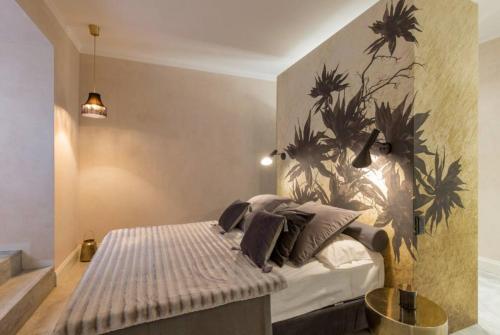 1 dormitorio con 1 cama con una pintura en la pared en Dimora Tito Speri near Arena, en Verona
