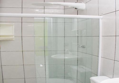 y baño con ducha y puerta de cristal. en Casa da Joana, en Morro de São Paulo