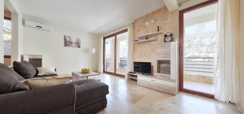 Μια τηλεόραση ή/και κέντρο ψυχαγωγίας στο Apartments Residence Portofino